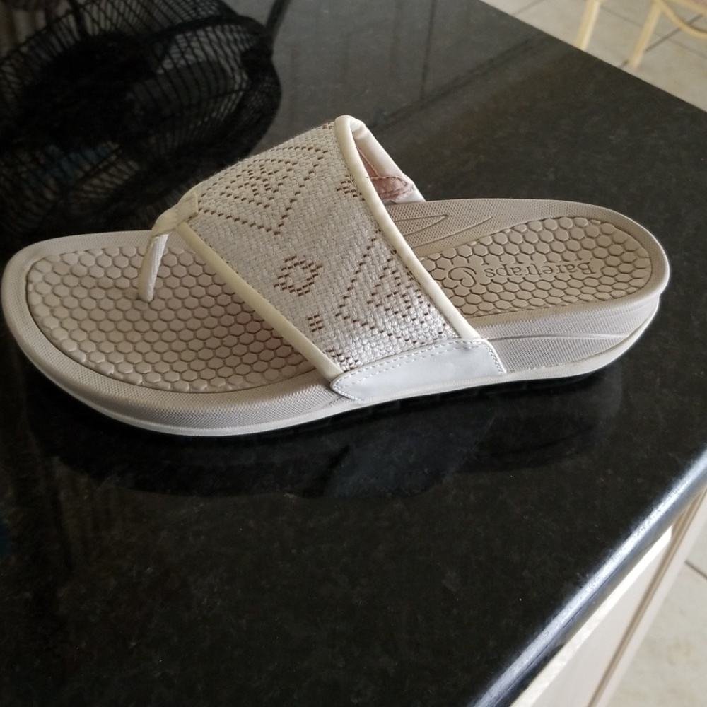 NWOT Baretraps sandals